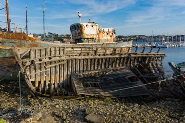 gemi mezarlığında eski balıkçı teknesi batıkları yatay görünümü 