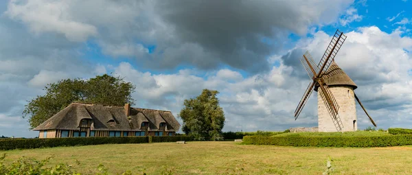 Uitzicht op de historische windmolen Moulin de Pierre en miller's hous — Stockfoto