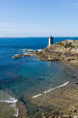 Brittan kıyısında Kermovan deniz feneri ve defne görünümü