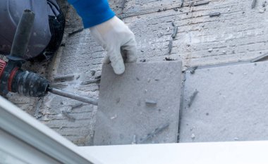 el yıkım çekiç ve duvar kullanarak inşaat işçisi 