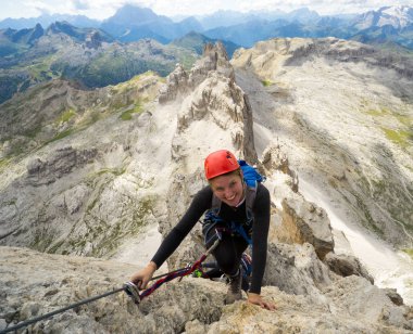 dik via Ferrata üzerinde çekici esmer kadın dağcı