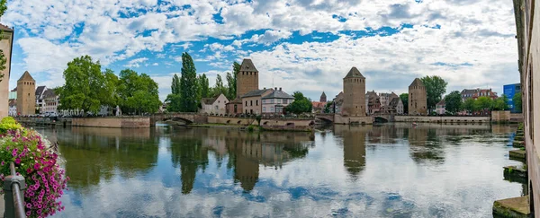 Vista panorámica del casco antiguo histórico y los canales de la ciudad de — Foto de Stock