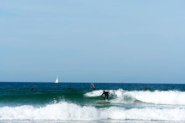 Niño surfeando en la costa oeste de Bretaña en Francia en Tou —  Fotos de Stock