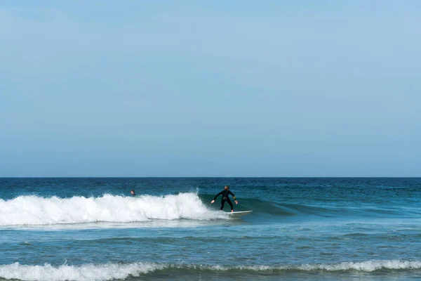 Adolescent surfant sur la côte ouest de la Bretagne en France à Toul — Photo