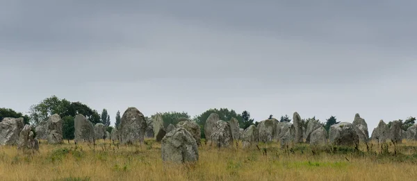Vista panorâmica dos alinhamentos de pedra de pé de Carnac em Brit — Fotografia de Stock