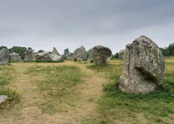 Las alineaciones de piedra de pie de Carnac en Bretaña — Foto de Stock