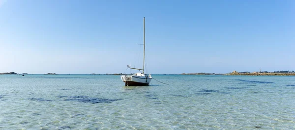 Panorama océan côte et plage paysage avec petit voilier und — Photo