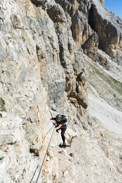 그것의 돌로미티에서 매력적인 금발의 여성 등산가 — 스톡 사진