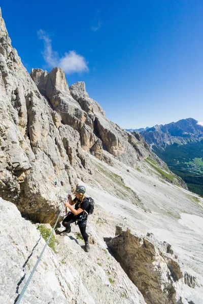 Atractiva rubia montañista femenina en las Dolomitas de Ella — Foto de Stock