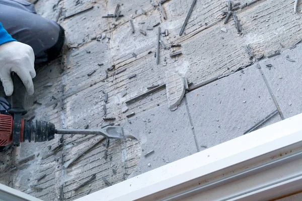 Будівельник використовує ручний зруйнований молоток і стіну — стокове фото