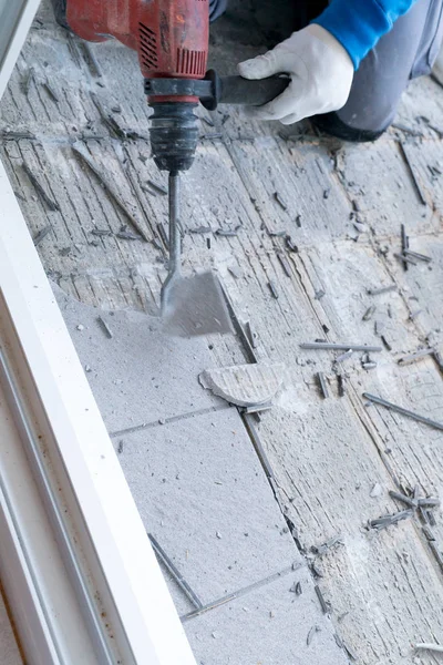Строитель с помощью ручного разрушающего молота и стены — стоковое фото
