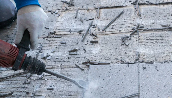 Pekerja konstruksi menggunakan palu dan dinding pembongkaran genggam — Stok Foto