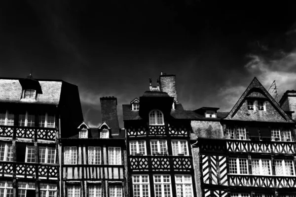 Будинки з напіввербними будинками в історичному Старому місті Діжон — стокове фото