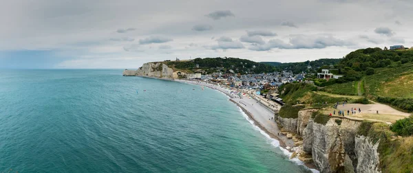 Turisti godono di escursioni sulla costa della Normandia lungo la Falaise de — Foto Stock