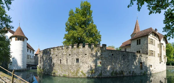 Średniowieczny XII wieczny zamek wodny Hallwyl w Szwajcarii — Zdjęcie stockowe