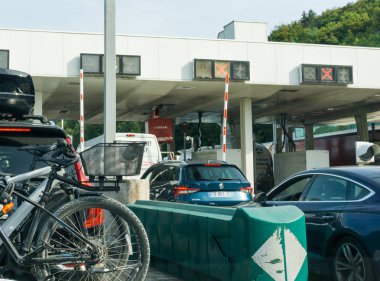 ağır yaz holi bir gişe durağından geçen birçok araba