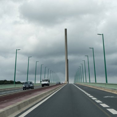 Seine Rive üzerinde Brotonne köprü geçerken araba ve kamyon