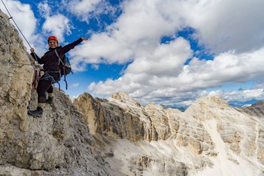 İtalyan Do dik Via Ferrata üzerinde kadın dağcı