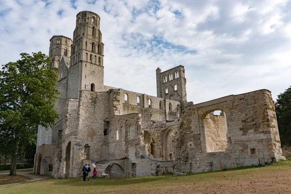 Turistas visitan las ruinas de la antigua abadía y el monasterio benedictino — Foto de Stock