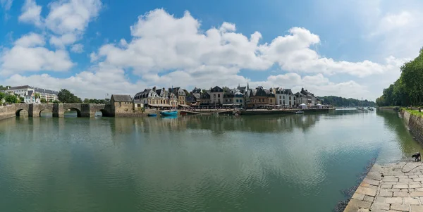 Panorama cityscape view of the old town and river of Auray in Br — Stock Photo, Image