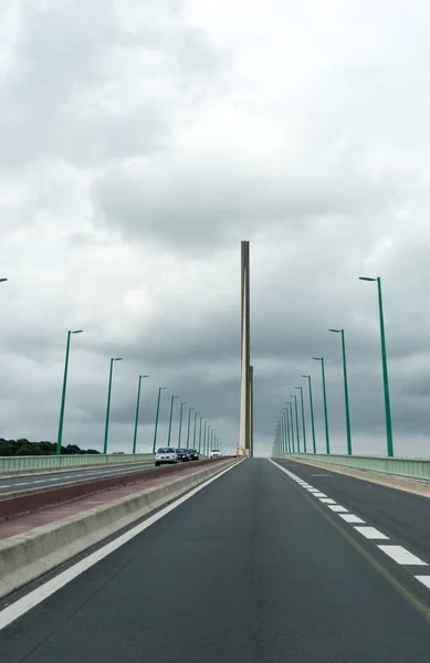 Carros cruzando a ponte de Brotonne sobre o rio Sena em Norman — Fotografia de Stock