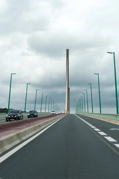 Carros cruzando a ponte de Brotonne sobre o rio Sena em Norman — Fotografia de Stock