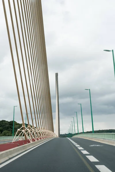 Moderno ponte sospeso sulla Senna in Normandia in né — Foto Stock