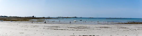 Vue panoramique sur la plage idyllique et sauvage à marée basse avec des personnes nageant et se relaxant — Photo
