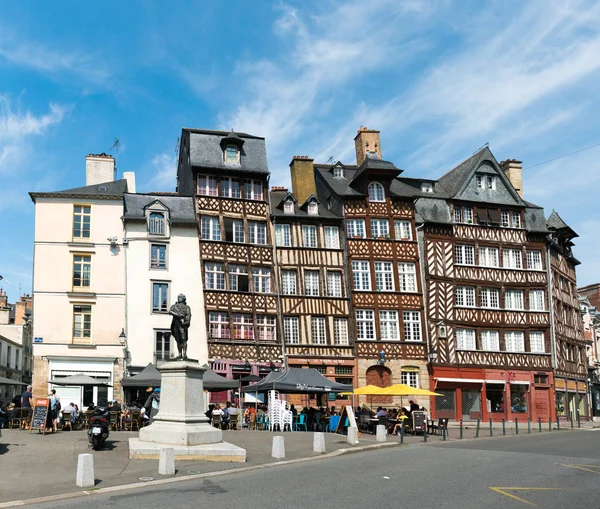 Korsvirkeshus på Place des Lices torg i histor iska — Stockfoto