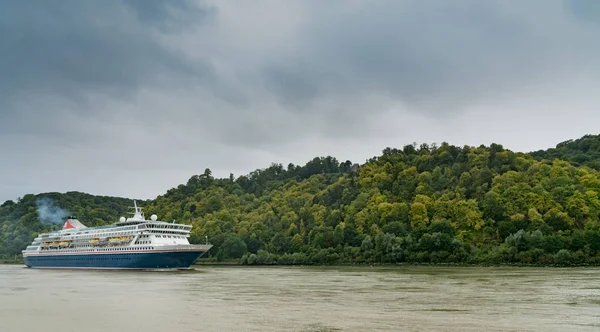 Nave da crociera blu e bianca che viaggia lungo la Senna da — Foto Stock