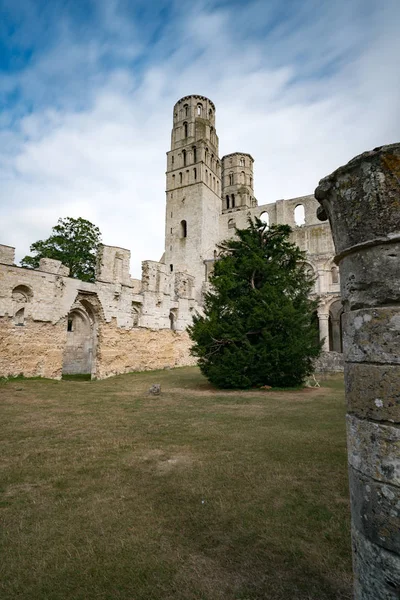 Las ruinas de la antigua abadía y el monasterio benedictino de Jumieges — Foto de Stock
