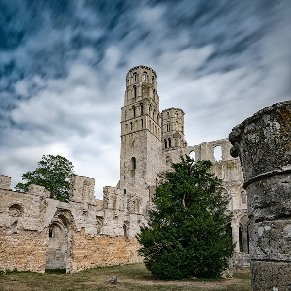 Las ruinas de la antigua abadía y el monasterio benedictino de Jumieges — Foto de Stock
