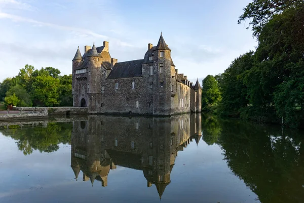 Trecesson Castle reflected in the pond and surrounded by forest — Stock Photo, Image