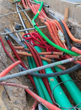 birçok renkli boru lar ve borular runnin ile yol çalışması inşaat