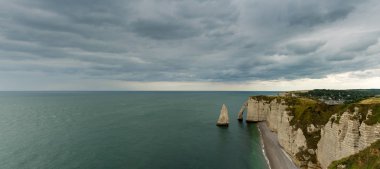okyanusa düşen dikey kayalıkların görünümü