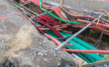 birçok renkli boru lar ve borular runnin ile yol çalışması inşaat