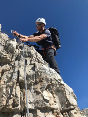 Dolom çekici erkek dağcı ve dağ rehberi