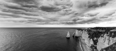 okyanusa düşen dikey kayalıkların görünümü