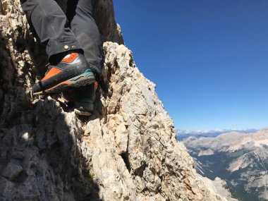 Dik bir tırmanış ta bir dağcı dağ botları görünümü kadar Cloe 