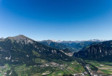 Dağlar ve Swis vadilerde dar cadde boşluğu