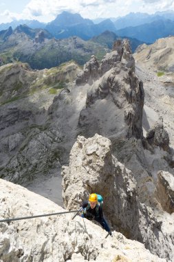 İtalyan dik Via Ferrata üzerinde çekici kadın dağcı 