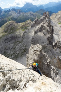 İtalyan dik Via Ferrata üzerinde çekici kadın dağcı 