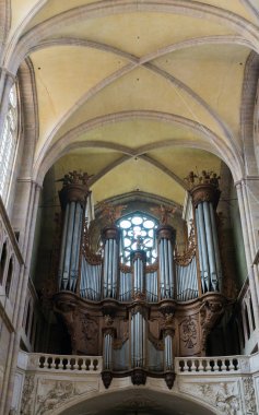 organ ile Dijon katedraliniç görünümü