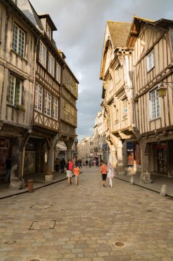 turistler pitoresk ve tarihi eski t etrafında yürüyüş keyfini çıkarın