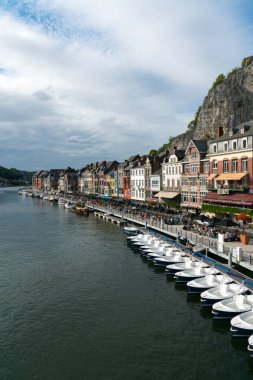 Meuse Nehri'nin dikey görünümü ve tarihi eski nehir kenarı 