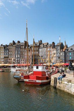 honfleu köyünde güzel bir yaz günü zevk insanlar