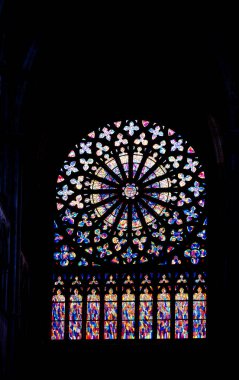 gül windo gösteren Saint-Malo katedraliç görünümü