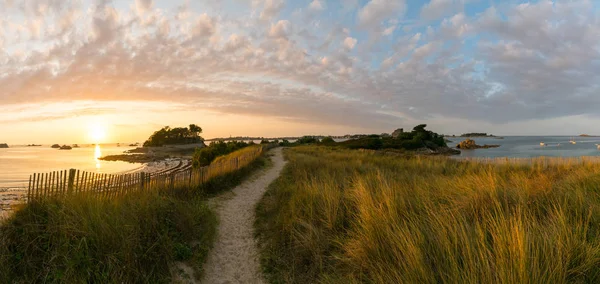 Idylické pobřeží Panorama při západu slunce s písčitým pěšinem vedoucí int — Stock fotografie