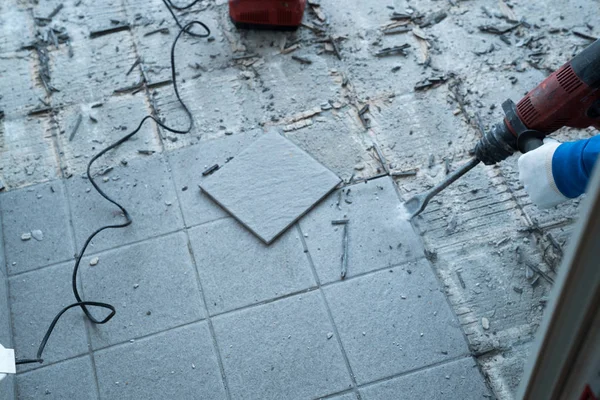 Будівельник використовує ручний зруйнований молоток і стіну — стокове фото