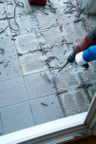 Trabajador de la construcción utilizando un martillo de demolición de mano y la pared —  Fotos de Stock